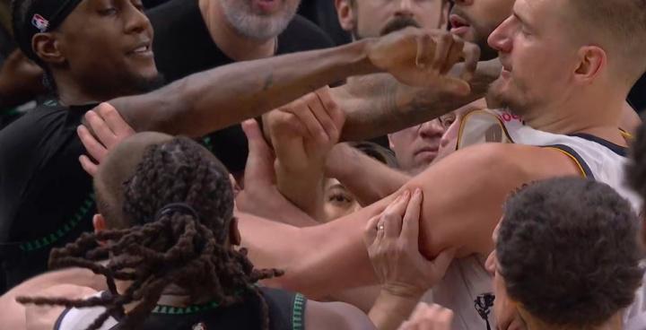 心态被打崩了！麦丹上空篮，约基奇跑全场讨说法引冲突，前者亮了